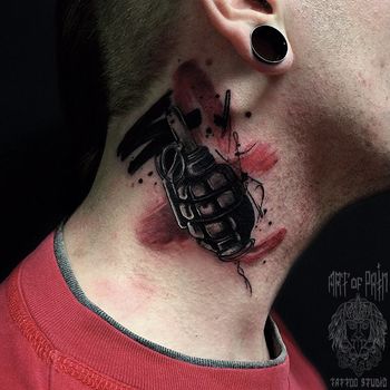 мужская татуировка на шее в стиле треш-полька